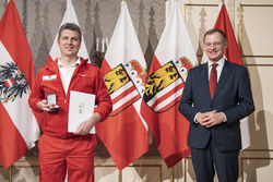Landeshauptmann Mag. Thomas Stelzer überreicht die OÖ. Rettungs-Dienstmedaille in Bronze für 25 Jährige Tätigkeit an Haupthelfer Thomas Groß vom Roten Kreuz Steyr Land.