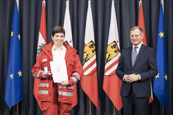Landeshauptmann Mag. Thomas Stelzer überreicht die OÖ. Rettungs-Dienstmedaille in Bronze für 25 Jährige Tätigkeit an Hauptzugsführerin Karin Fragner vom Roten Kreuz Freistadt.