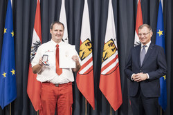 Landeshauptmann Mag. Thomas Stelzer überreicht die OÖ. Rettungs-Dienstmedaille in Bronze für 25 Jährige Tätigkeit an Abteilungskommandant Stefan Fuchs vom Roten Kreuz Schärding.