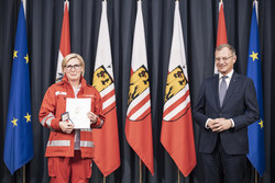 Landeshauptmann Mag. Thomas Stelzer überreicht die OÖ. Rettungs-Dienstmedaille in Bronze für 25 Jährige Tätigkeit an Haupthelferin Elisabeth Holzapfel vom Roten Kreuz Schärding.
