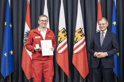 Landeshauptmann Mag. Thomas Stelzer überreicht die OÖ. Rettungs-Dienstmedaille in Bronze für 25 Jährige Tätigkeit an Haupthelfer Harald Holzapfel vom Roten Kreuz Schärding.