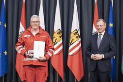Landeshauptmann Mag. Thomas Stelzer überreicht die OÖ. Rettungs-Dienstmedaille in Bronze für 25 Jährige Tätigkeit an Haupthelfer Nikolaus Holzapfel vom Roten Kreuz Schärding.