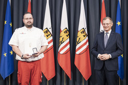 Landeshauptmann Mag. Thomas Stelzer überreicht die OÖ. Rettungs-Dienstmedaille in Bronze für 25 Jährige Tätigkeit an Haupthelfer Bernd Scherrer vom Roten Kreuz Ried im Innkreis.