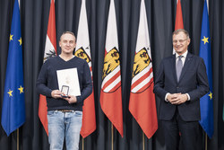 Landeshauptmann Mag. Thomas Stelzer überreicht die OÖ. Rettungs-Dienstmedaille in Bronze für 25 Jährige Tätigkeit an Haupthelfer Dietmar Weindl vom Roten Kreuz Braunau.