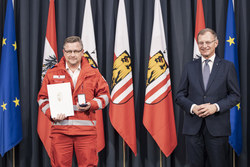 Landeshauptmann Mag. Thomas Stelzer überreicht die OÖ. Rettungs-Dienstmedaille in Bronze für 25 Jährige Tätigkeit an Kolonnenkommandant Mag. Roland Ziech vom Roten Kreuz Schärding.