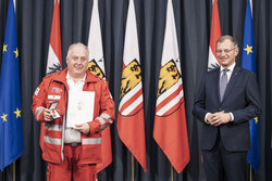 Landeshauptmann Mag. Thomas Stelzer überreicht die OÖ. Rettungs-Dienstmedaille in Bronze für 25 Jährige Tätigkeit an Haupthelfer Otmar Zinsmeister vom Roten Kreuz Urfahr-Umgebung.