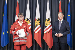 Landeshauptmann Mag. Thomas Stelzer überreicht die OÖ. Rettungs-Dienstmedaille in Silber für 40 Jährige Tätigkeit an Hauptzugsführer Johann AUMAYR vom Roten Kreuz Freistadt.