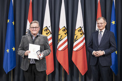 Landeshauptmann Mag. Thomas Stelzer überreicht die OÖ. Rettungs-Dienstmedaille in Silber für 40 Jährige Tätigkeit an Hauptsanitätsmeister Erwin Guserl vom Roten Kreuz Freistadt.
