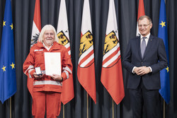 Landeshauptmann Mag. Thomas Stelzer überreicht die OÖ. Rettungs-Dienstmedaille in Silber für 40 Jährige Tätigkeit an Abteilungskommandant Franz Pühringer vom Roten Kreuz Urfahr-Umgebung.