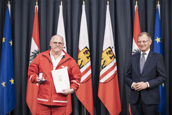 Landeshauptmann Mag. Thomas Stelzer überreicht die OÖ. Rettungs-Dienstmedaille in Silber für 40 Jährige Tätigkeit an Haupthelfer Johann Seiwald vom Roten Kreuz Urfahr-Umgebung.