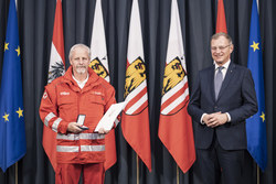 Landeshauptmann Mag. Thomas Stelzer überreicht die OÖ. Rettungs-Dienstmedaille in Silber für 40 Jährige Tätigkeit an Hauptzugsführer Josef Stoiber vom Roten Kreuz Urfahr-Umgebung.