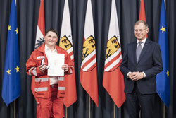 Landeshauptmann Mag. Thomas Stelzer überreicht die OÖ. Rettungs-Dienstmedaille in Bronze für 25 Jährige Tätigkeit an Haupthelfer Johann Burgholzer vom Roten Kreuz Schärding.