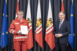Landeshauptmann Mag. Thomas Stelzer überreicht die OÖ. Rettungs-Dienstmedaille in Bronze für 25 Jährige Tätigkeit an Hauptsanitätsmeister Roman Enöckl vom Roten Kreuz Schärding.