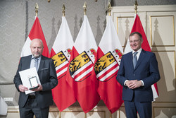 Landeshauptmann Mag. Thomas Stelzer überreicht die Verdienstmedaille des Landes Oberösterreich an Gemeinderat Friedrich Frühwirt.