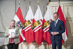 Landeshauptmann Mag. Thomas Stelzer überreicht die Verdienstmedaille des Landes Oberösterreich an Ehrenobfrau Franziska Hammerer.