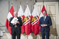 Landeshauptmann Mag. Thomas Stelzer überreicht die Verdienstmedaille des Landes Oberösterreich an Ehrenobmann Karl Klaffenböck.