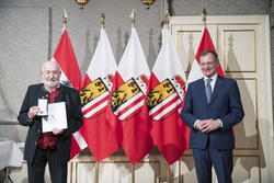 Landeshauptmann Mag. Thomas Stelzer überreicht die Verdienstmedaille des Landes Oberösterreich an Josef Schachner, Obmann der Ortsgruppe Freinberg.