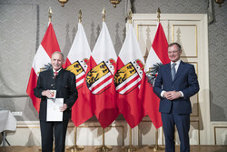Landeshauptmann Mag. Thomas Stelzer überreicht die Verdienstmedaille des Landes Oberösterreich an Vizebürgermeister a.D. Christian Schupfer.