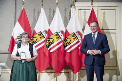 Landeshauptmann Mag. Thomas Stelzer überreicht die Verdienstmedaille des Landes Oberösterreich an Gemeinderätin Anna Stoiber.