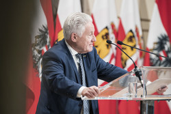 Landeshauptmann Mag. Thomas Stelzer überreicht Ehrenzeichen des Landes Oberösterreich an Funktionärinnen und Funktionäre des OÖ Seniorenbundes.