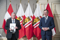 Landeshauptmann Mag. Thomas Stelzer überreicht das silberne Verdienstzeichen des Landes Oberösterreich an Stadtrat a.D. Johann Feizlmayr.