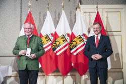 Landeshauptmann Mag. Thomas Stelzer überreicht das goldene Verdienstzeichen des Landes Oberösterreich an Josef Zeppetzauer.
