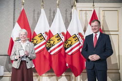 Landeshauptmann Mag. Thomas Stelzer überreicht das silberne Verdienstzeichen des Landes Oberösterreich an Sr. Annemarie Gamsjäger.
