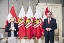Landeshauptmann Mag. Thomas Stelzer überreicht die Verdienstmedaille des Landes Oberösterreich an Monika Bauernberger.