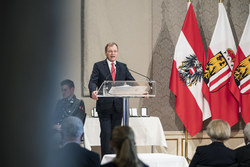 Landeshauptmann Mag. Thomas Stelzer überreicht Ehrenzeichen des Landes Oberösterreich.