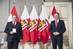 Landeshauptmann Mag. Thomas Stelzer überreicht das goldene Ehrenzeichen des Landes Oberösterreich an Albert Maringer. 