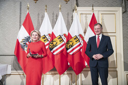 Landeshauptmann Mag. Thomas Stelzer überreicht das silberne Ehrenzeichen des Landes Oberösterreich an Hofrätin Dr.in Christine Windsteiger.