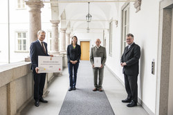 Landeshauptmann Mag. Thomas Stelzer und Diözesanbischof Dr. Manfred Scheuer mit den Eduard-Ploier-Preisträger/innen 2021.