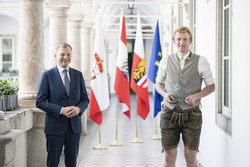 Landeshauptmann Mag. Thomas Stelzer verleiht den 1. Platz des JugendAwards in der Kategorie Vereine an Gabriel Kirchweger von der Landjugend Bezirk Kirchdorf.