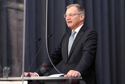 Landeshauptmann Mag. Thomas Stelzer überreicht Bundesauszeichnungen an ehemalige Landesbedienstete.
