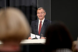 Landeshauptmann Mag. Thomas Stelzer überreicht den Menschenrechtspreis