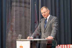 Landeshauptmann Mag. Thomas Stelzer überreicht Bundesauszeichnungen an ehemalige Landesbedienstete.