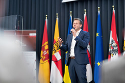 Landesrat Stefan Kaineder überreicht den Landespreis für Integration.