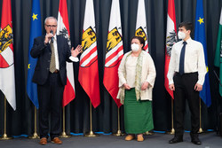 Landesrat Stefan Kaineder überreicht den Landespreis für Integration.