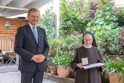 Landeshauptmann Mag. Thomas Stelzer überreicht Ehrenzeichen des Landes Oberösterreich
Schwester Immaculata HOFER


