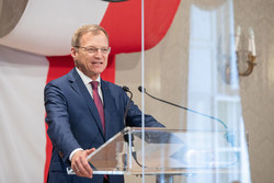 Landeshauptmann Mag. Thomas Stelzer überreicht Bundesauszeichnungen.