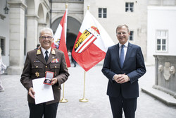 Landeshauptmann Mag. Thomas Stelzer überreicht Bundesauszeichnungen im Steinernen Saal des Linzer Landhauses.