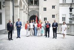 Landeshauptmann Mag. Thomas Stelzer überreicht Bundesauszeichnungen im Steinernen Saal des Linzer Landhauses.