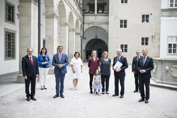 Landeshauptmann Mag. Thomas Stelzer überreicht Bundesauszeichnungen im Steinernen Saal des Linzer Landhauses.