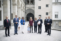 Landeshauptmann Mag. Thomas Stelzer überreicht Bundesauszeichnungen im Steinernen Saal des Linzer Landhauses.