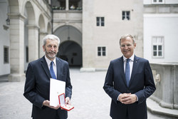 Landeshauptmann Mag. Thomas Stelzer überreicht Bundesauszeichnungen im Steinernen Saal des Linzer Landhauses.