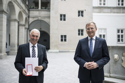 Landeshauptmann Mag. Thomas Stelzer überreicht Bundesauszeichnungen im Steinernen Saal des Linzer Landhauses.