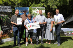 Die Bienenfreundlichen Gemeinden werden ausgezeichnet.
Auszeichnungsveranstaltung Bienenfreundliche Gemeinden mit LR Kaineder im botanischen Garten in Linz.