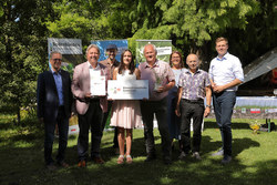 Die Bienenfreundlichen Gemeinden werden ausgezeichnet.
Auszeichnungsveranstaltung Bienenfreundliche Gemeinden mit LR Kaineder im botanischen Garten in Linz.