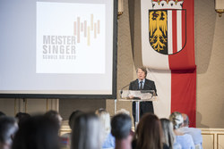 Landeshauptmann Mag. Thomas Stelzer verleiht Meistersingerschulplaketten.
