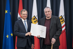 Landeshauptmann Mag. Thomas Stelzer verleiht den Landeskulturpreis an Günther Rabl.